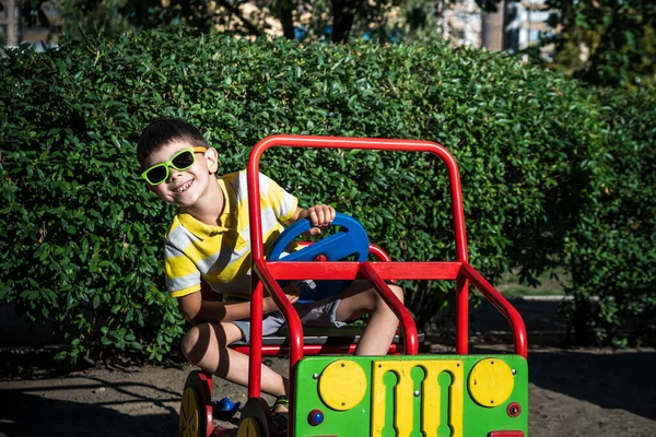 Маленький Хлопчик Водить Велику Іграшкову Машину Розважається Відкритому Повітрі — стокове фото