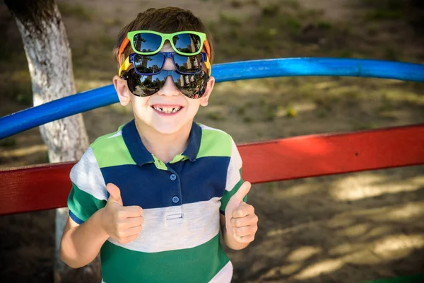 야외에서 선글라스를 소년의 여름의 캐주얼 어린이용 — 스톡 사진