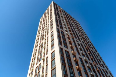 Kaplama, bina, pencereler. Bir sürü dairesi olan yüksek bir ev..