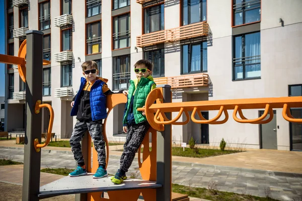 Dois Meninos Escola Pré Escola Brincando Playground Livre Juntos Crianças — Fotografia de Stock