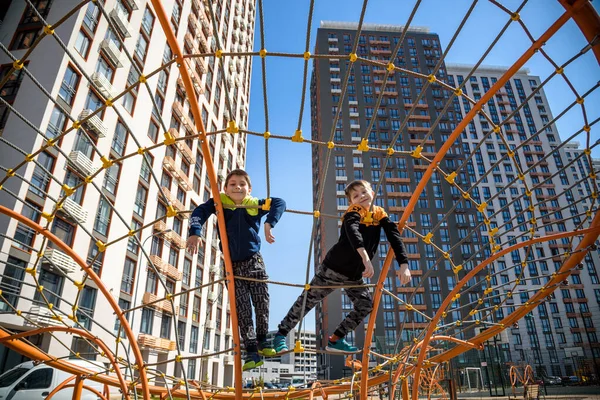 Crianças Estão Brincando Playground Quintal Escola Conceito Amizade — Fotografia de Stock