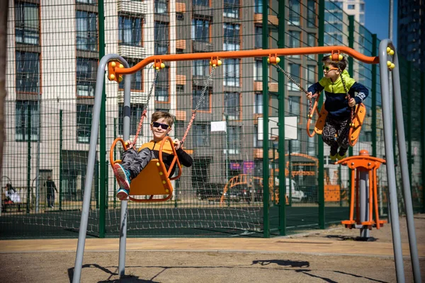 Dos Chicos Europeos Balancean Columpio Las Vacaciones Verano Los Niños — Foto de Stock