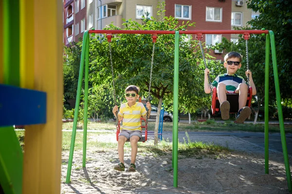 Два Маленьких Мальчика Развлекаются Качелями Открытой Площадке Дети Лучшие Друзья — стоковое фото