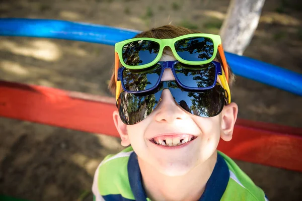 야외에서 선글라스를 소년의 여름의 캐주얼 어린이용 — 스톡 사진