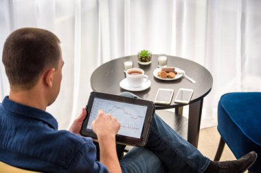 İşadamı dijital tablet kullanıyor ve kahve içiyor. Akıllı telefon Kâğıt Kupa Gömlek Sakalı. Ofis Kahve Molası.