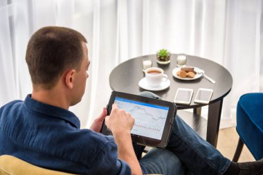 İşadamı dijital tablet kullanıyor ve kahve içiyor. Akıllı telefon Kâğıt Kupa Gömlek Sakalı. Ofis Kahve Molası.