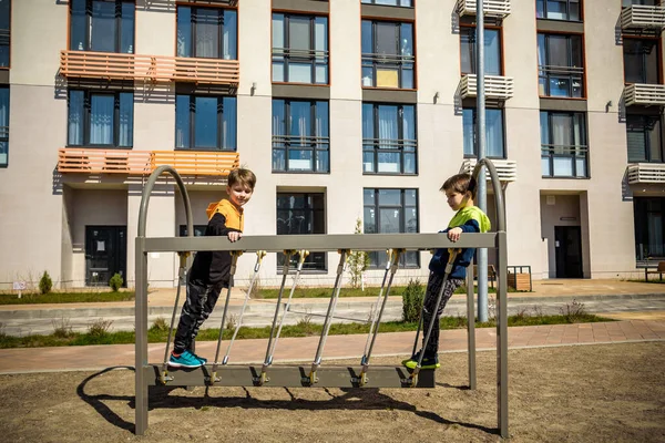 Dois Garotinho Ativo Criança Brincando Escalada Playground Metal Primavera Sua — Fotografia de Stock