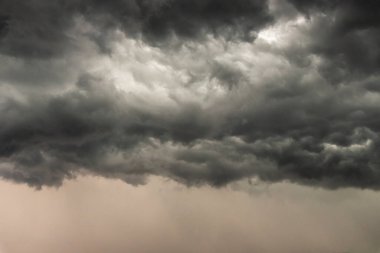 Kasvetli bulutlar fırtınadan önce gökyüzünü örttü..