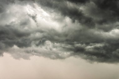 Kasvetli bulutlar fırtınadan önce gökyüzünü örttü..