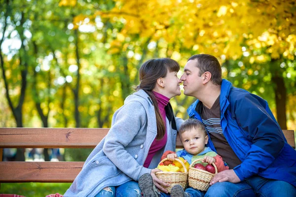 Lycklig Familj Njuter Höstpicknick Far Mor Och Son Sitter Bänk — Stockfoto