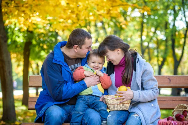 Χαρούμενη Οικογένεια Που Απολαμβάνει Φθινόπωρο Πατέρας Μητέρα Και Γιος Κάθονται — Φωτογραφία Αρχείου