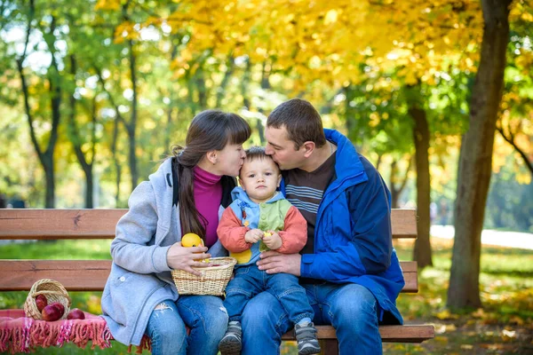 Glückliche Familie Genießt Herbstpicknick Vater Mutter Und Sohn Sitzen Auf — Stockfoto