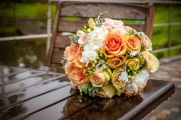 Bouquet da sposa sul tavolo bagnato — Foto Stock