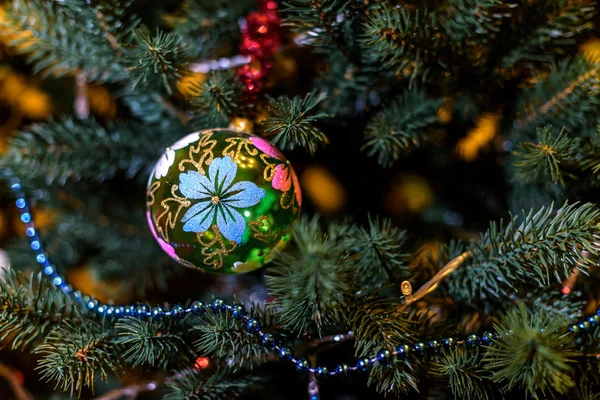 緑色の透明なボールで飾られたツリーのクリスマス — ストック写真