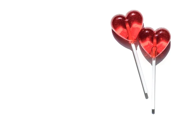 Dois chupa-chupas. Corações vermelhos. Doces. Conceito de amor. Dia dos namorados. isolado em fundo branco . — Fotografia de Stock
