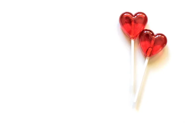 İki lolipop. Kırmızı kalpler. Şeker. Aşk kavramı. Sevgililer günü. Beyaz arka plan üzerinde izole.
