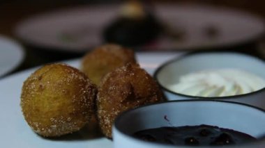 Endüstriyel taşıyıcı endüstriyel makinedeki çörekler, yavaş çekim. Yüksek kalite 4k görüntü