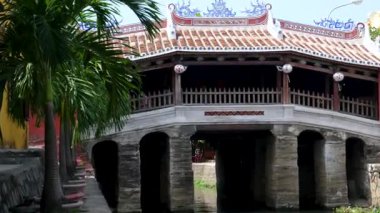 Japon Kapalı Köprüsü Hoi An, Vietnam 'ın ebedi manzarası. İkonik kaplı kiremit çatılı ahşap köprü Japon, Çin ve Vietnam mimarisinin karışımını yansıtıyor..