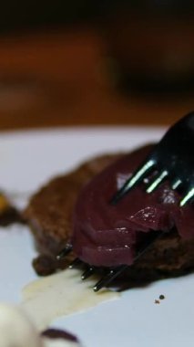 Çikolatalı browni tatlısını beyaz tabakta beyaz manikürlü bir kadının çatalıyla yediği lezzetli tatlı gurme ikram videosu..