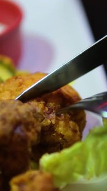 Tabakta hamurda kızartılmış karnabahar. Yüksek kalite 4 bin. Beyaz sosu çatal ve bıçakla kes.