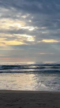 Da Nang Vietnam 'da deniz kenarındaki otellerle güzel bir gün. Gökdelenler ve kıyı boyunca modern binalar berrak gökyüzü turkuvaz denizi ve tropikal şehir manzarası seyahat için ideal..