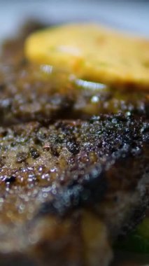 Beyaz kuşkonmazlı orta pişmiş biftek ve krema soslu patates. Yüksek kalite 4k 