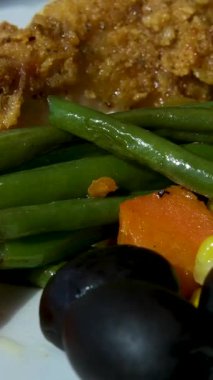 Taze sebzeli salata ve ızgara tavuk göğsü. Yüksek kalite 4k görüntü