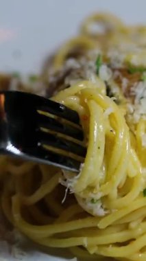 İtalyan soslu makarna. Bolonez. Spagetti, domates ve parmesan. İtalyan Carbonara Mutfağı Restoranda Pasta Bolonez yiyor. Şef Marinara soslu spagetti tadımı. Lezzetli İtalyan Yemek Makarnası.