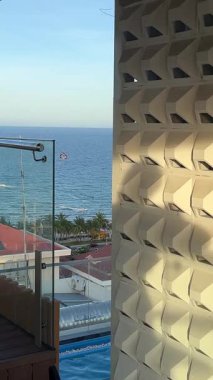 Da Nang Vietnam 'da deniz kenarındaki otellerle güzel bir gün. Gökdelenler ve kıyı boyunca modern binalar berrak gökyüzü turkuvaz denizi ve tropikal şehir manzarası seyahat için ideal..