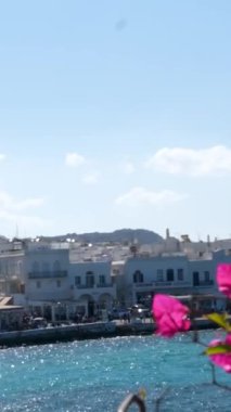 Yunanistan 'daki Mykonos Adası' nın güzel manzarası pırıl pırıl mavi deniz, demirlemiş tekne ve yatlar, parlak güneşli gökyüzü ve seyahat ve turizm için ideal büyüleyici kıyı manzarası.