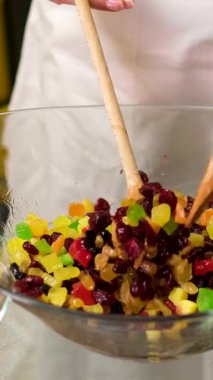 Arka planda çeşitli karışık fındıklar ve kurumuş meyvelerle dolu bir kasenin üst görüntüsü. Yüksek kalite 4k görüntü