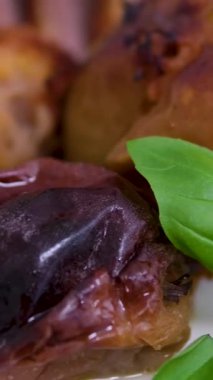 Tabakta ördek yemeği var. Yüksek kalite 4k görüntü