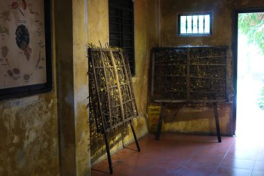 traditional silk production process carefully create silk fabric from start to finish. From spinning fine silk threads to weaving on wooden looms, this handmade craft reflects cultural heritage, skill