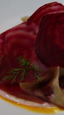 Piruhi stilinde hazırlanmış nefis pancar yemekleri. Çıtır arpacık soğanı, acı biber yağı ve kremalı yoğurt sosu. Gurme yemek projeleri menüleri ve modern mutfak videoları için mükemmel.