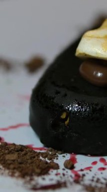 Cadılar Bayramı tatlı kafatasının kapağı. Beyaz çikolatadan yapılmış. Yenebilir altın renkli, ürkütücü, parti dekorasyonu ve bayram kutlaması için şenlikli bir ziyafet..