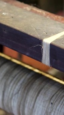 Çiğ İpek İpek Böceği Kozaları ve Kadın Eli. Tayland 'da geleneksel İpek Üretimi. Yakın plan. Otantik makinede ipekten iplik çıkarmanın eşsiz bir yöntemi. İpek çiftliği. Yüksek kalite