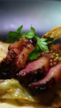 Aşçı, tabak ve elleri yemek servisi, yemek servisi ya da yemek hazırlamak için mutfakta elinde şişe olan bir adam. Misafirperverlik, sunum ve kişi. Bir parça ekmek, kızarmış ekmek, kurutulmuş tost..