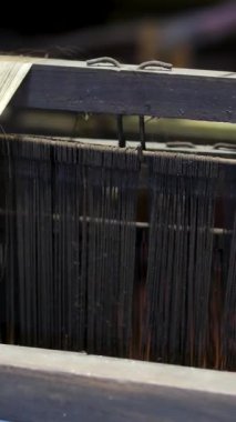 Yetenekli zanaatkarların dokuma tezgahlarını manipüle ederek parlak ve davetkar bir atölye atmosferinde büyüleyici kumaşlar yarattıkları geleneksel dokuma sanatını keşfedin. - Evet. Yüksek kalite 4k görüntü