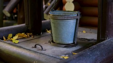 Çiçek açan kaynak ağaçlarının önündeki kırsal ahşap su kuyusu. Yüksek kaliteli FullHD görüntüler