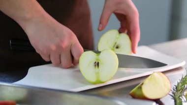 Adım adım elmalı ördek bacağı pişiriyorum. Genç bir kadın elmaları dilimliyor, onları ördekle tepsiye yerleştiriyor, hazırlıyor ve kızartıyor, son yemek için tam ev yapımı işlem gösteriyor..