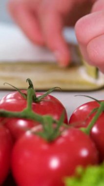 Cenin ve ricotta 'dan yapılmış yumuşak kremalı peyniri ince kabak ve patlıcan dilimlerine yayan kadın elleri sonra renkli tabaklarla çevrili iştah açıcı vejetaryen atıştırmalıkları yuvarlıyor..