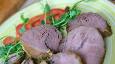 Domuz eti tuzlu aromatik baharatlarla işleniyor ve terbiye ediliyor. Kebap pişirmek için domuz boynu eti hazırlanıyor. Kurutulmuş domuz boynu hazırlama işlemi