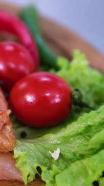 Tavuk pişirmek için. Domatesleri tavuğun içine dök. Kiraz soslu marine edilmiş tavuk.