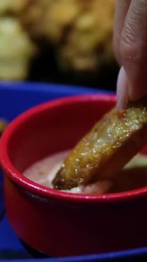 Ağız sulandıran tavuk kanatları, zengin bir sosla kaplanmış, her toplantıda parmak yalamak için mükemmel. Yüksek kalite 4k görüntü