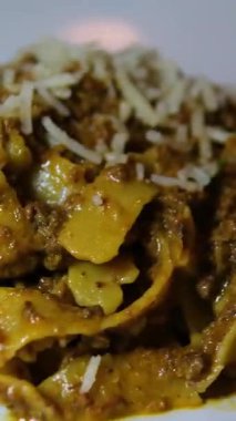 İtalyan usulü makarna ve Bolonez sosu ye. Spagetti, domates ve parmesan. İtalyan Carbonara Mutfağı Restoranda Pasta Bolonez yiyor. Şef Marinara soslu spagetti tadımı. Lezzetli İtalyan Makarnası..