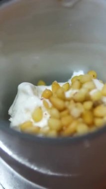 Ev yapımı dondurmayı çam fıstığı, süt likörü, çikolata dilimleri ve gurme tatlı videosu için alkolle hazırlama sürecini kapat..