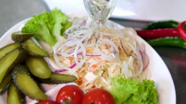 Restoran tarzında servis edilen kırmızı ve mor soğanlı salatalıklı domates ve lahana turşusu dahil çeşitli geleneksel sebzeler sağlıklı probiyotik Ukrayna mutfağını gösteriyor..