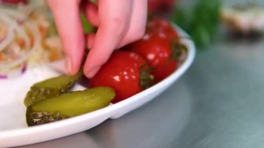 Salatalık dilimlenmiş salatalıklı sebze turşusu ve tuzlu domates ve sağlıklı ev yapımı aperatifleri lezzet ve probiyotiklerle dolu salamura edilmiş bir cam kavanoz mantar..