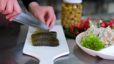 Salatalık dilimlenmiş salatalıklı sebze turşusu ve tuzlu domates ve sağlıklı ev yapımı aperatifleri lezzet ve probiyotiklerle dolu salamura edilmiş bir cam kavanoz mantar..