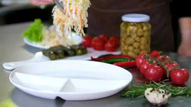 Lahanayı tuzla ve havuçla karıştırıp sonra beyaz tabakta soğanla servis ederek sağlıklı probiyotik ve zengin ev yapımı mayalanmış sebze yemeğini adım adım hazırlamak..